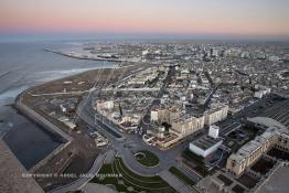 Image du Maroc Professionnelle de  Vue du minaret de la Mosquée Hassan II, cette image nous offre à gauche un panorama sur une partie du port et au fond le centre de Casablanca, Lundi 12 Janvier 2009, au premier plan on remarque que la médina clos de muraille ainsi que sa partie extra-muros sont encerclées par des constructions de plusieurs étages. Au premier plan à droite un petit bout de la grande hall de la foire international de Casablanca et l'aquarium sont les deux constructions qui ont résisté à la pioche des démolisseurs. (Photo / Abdeljalil Bounhar)
 